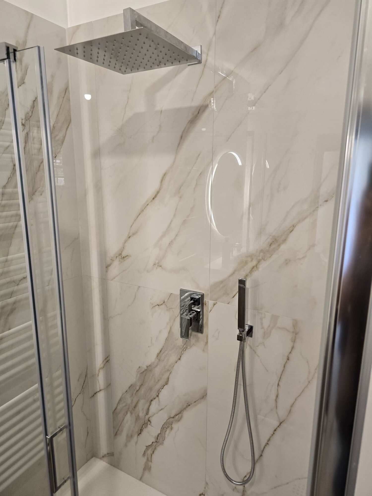 Rivestimento in gres 60x120 effetto marmo lucido