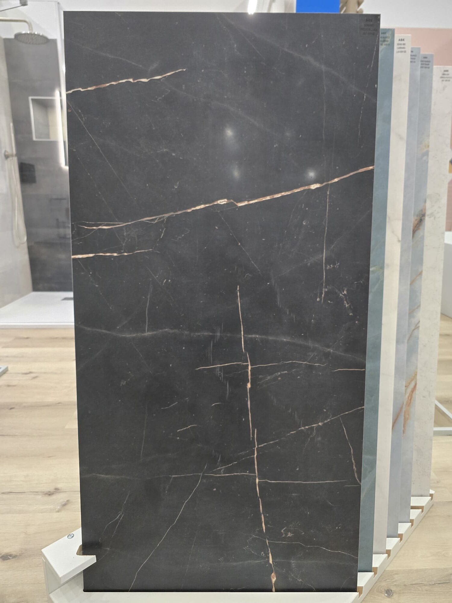Piastrella per pavimento e rivestimento in gres 60x120 effetto marmo naturale nera