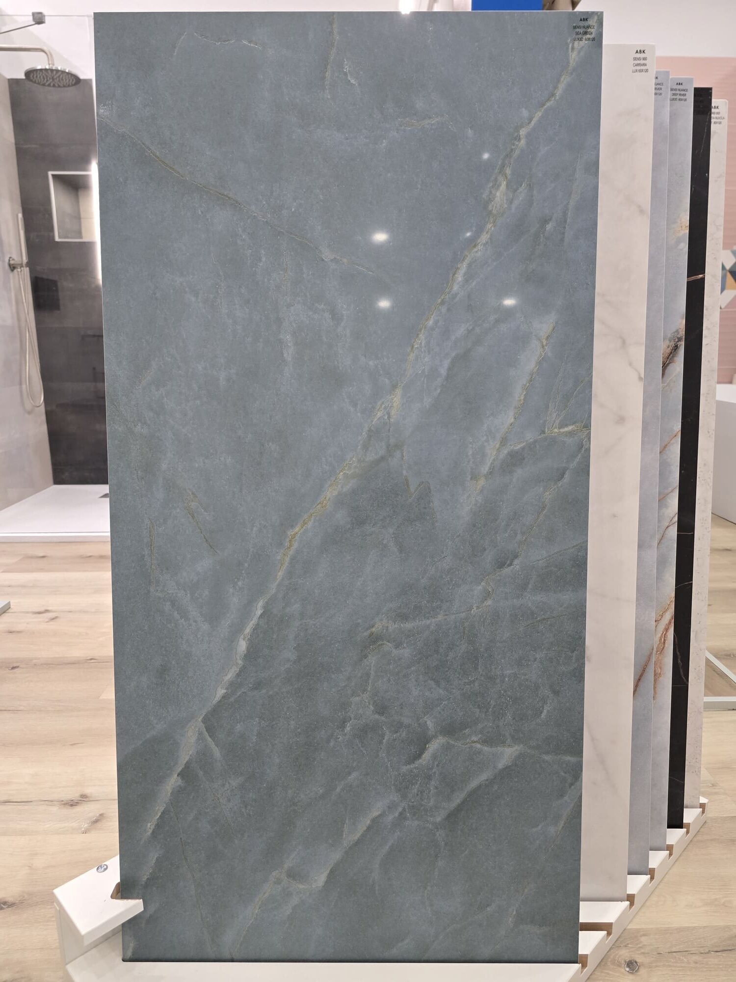 Piastrella per pavimento e rivestimento in gres 60x120 effetto marmo lucida