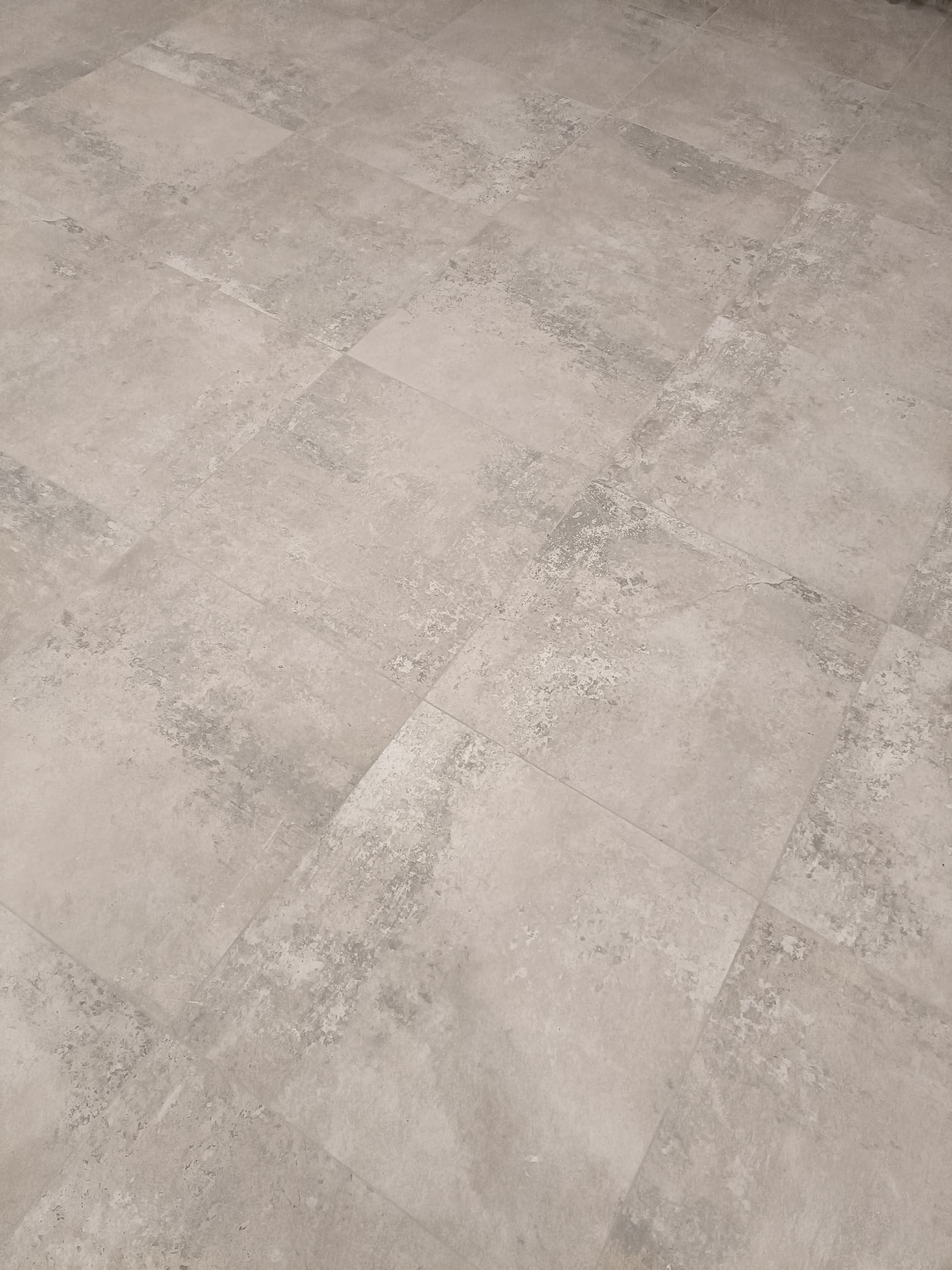 Piastrella per pavimento e rivestimento effetto pietra 60x60 ghost clay