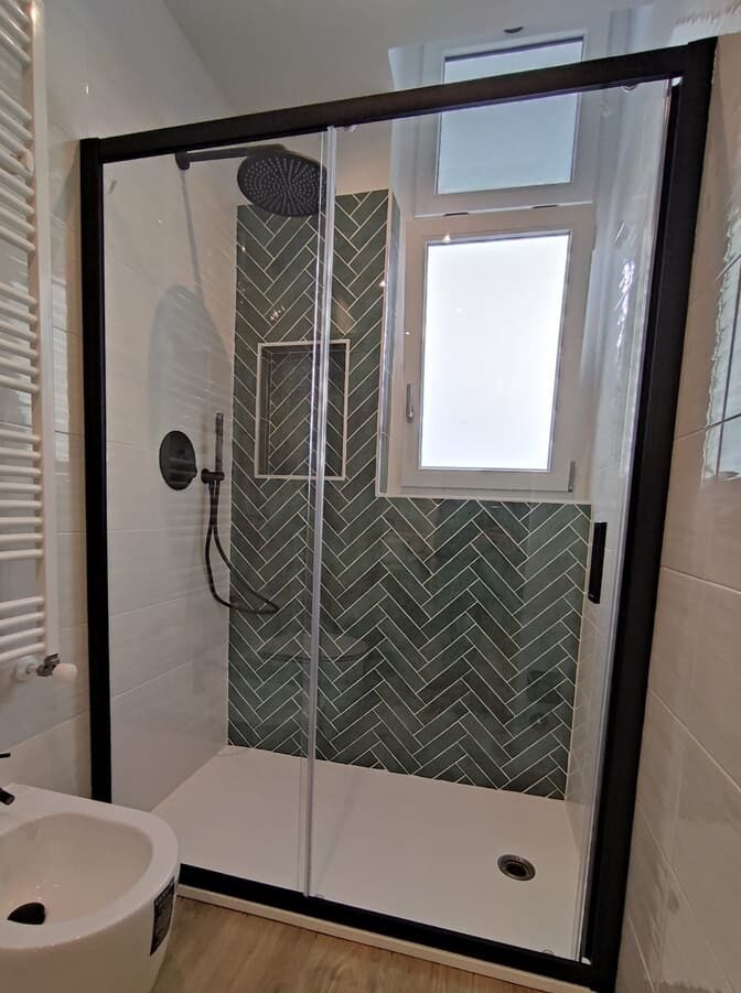 Porta doccia scorrevole un'anta 140 cm profili neri opachi