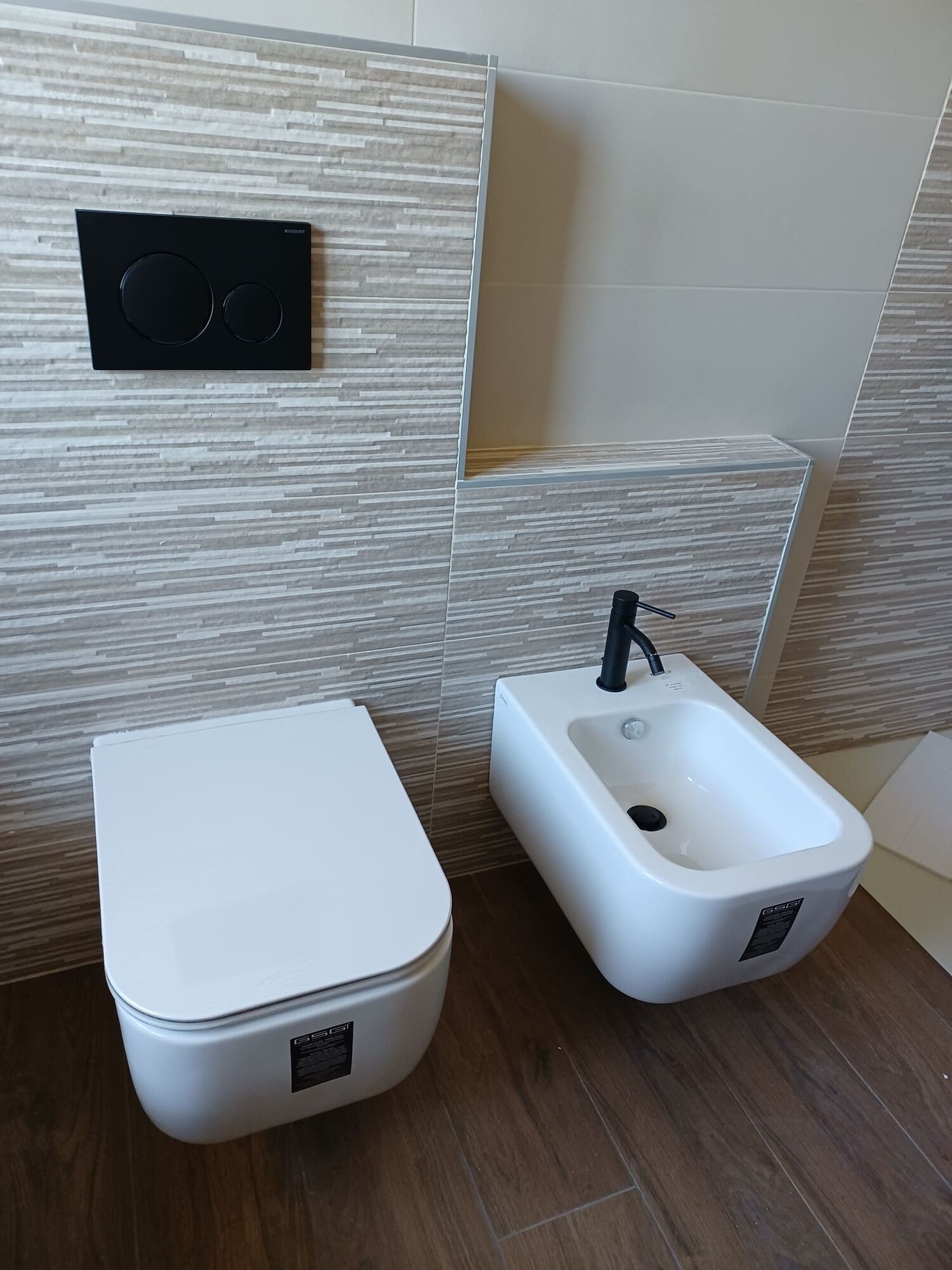 Sanitari Brio sospesi
