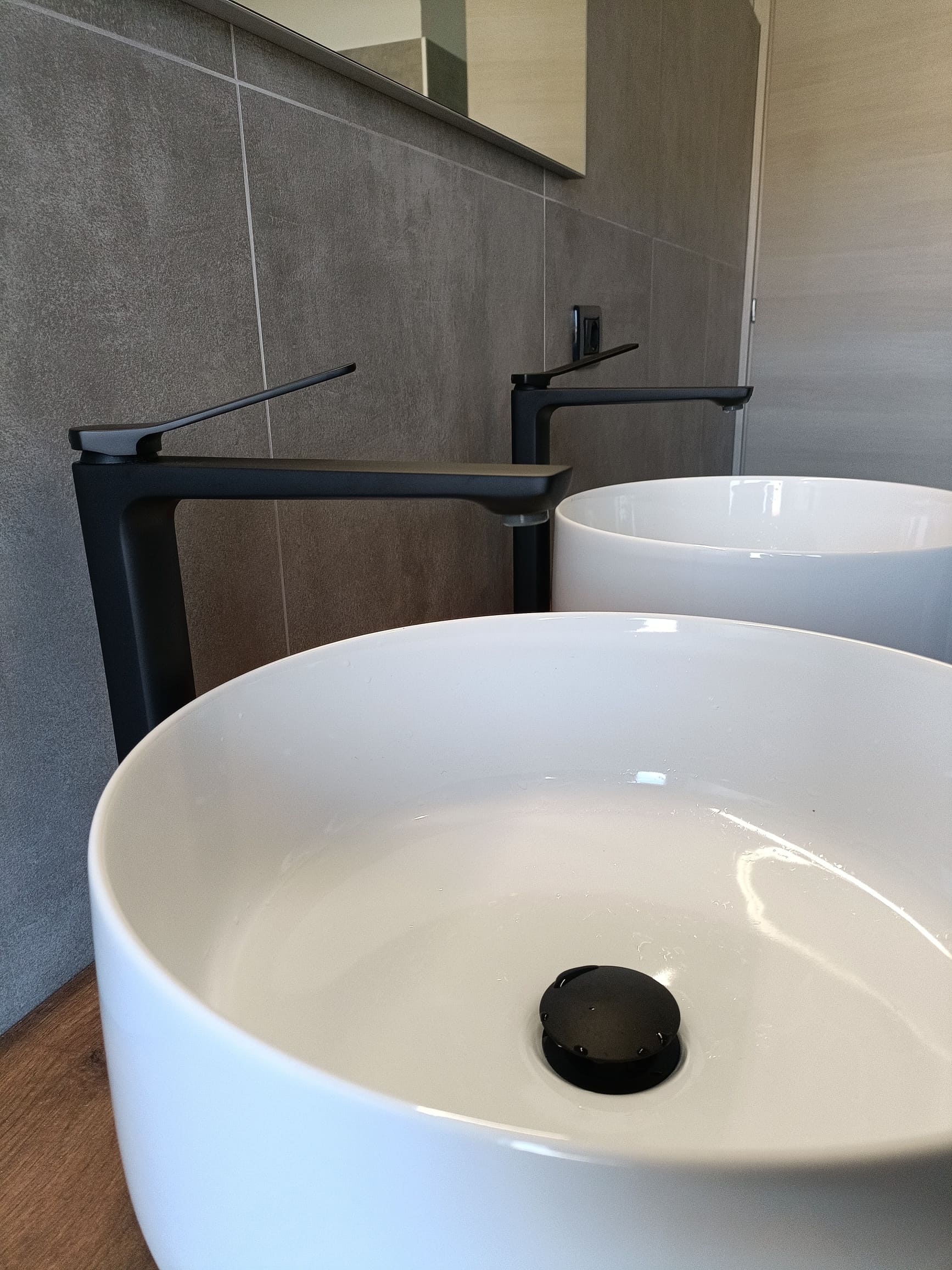 Miscelatore per lavabo tilt nero collo alto